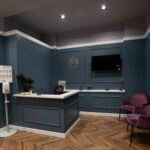 Dott. Giuseppe Fera nella sala trattamenti del suo studio