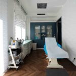 Dott. Giuseppe Fera nella sala trattamenti del suo studio
