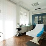 Dott. Giuseppe Fera nella sala trattamenti del suo studio