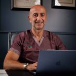 Dott. Giuseppe Fera nella sala trattamenti del suo studio