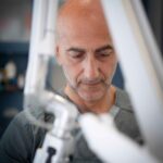 Dott. Giuseppe Fera nella sala trattamenti del suo studio