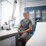Dott. Giuseppe Fera nella sala trattamenti del suo studio