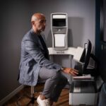 Dott. Giuseppe Fera nella sala trattamenti del suo studio